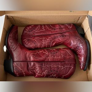 Women’s Dan Post pointed cowboy boots in red size 8